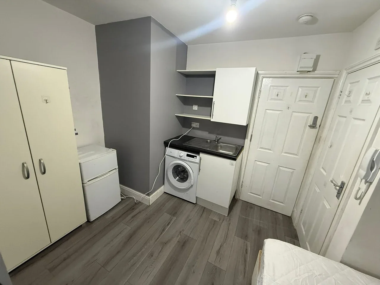Room Elmgate Avenue in Greater London