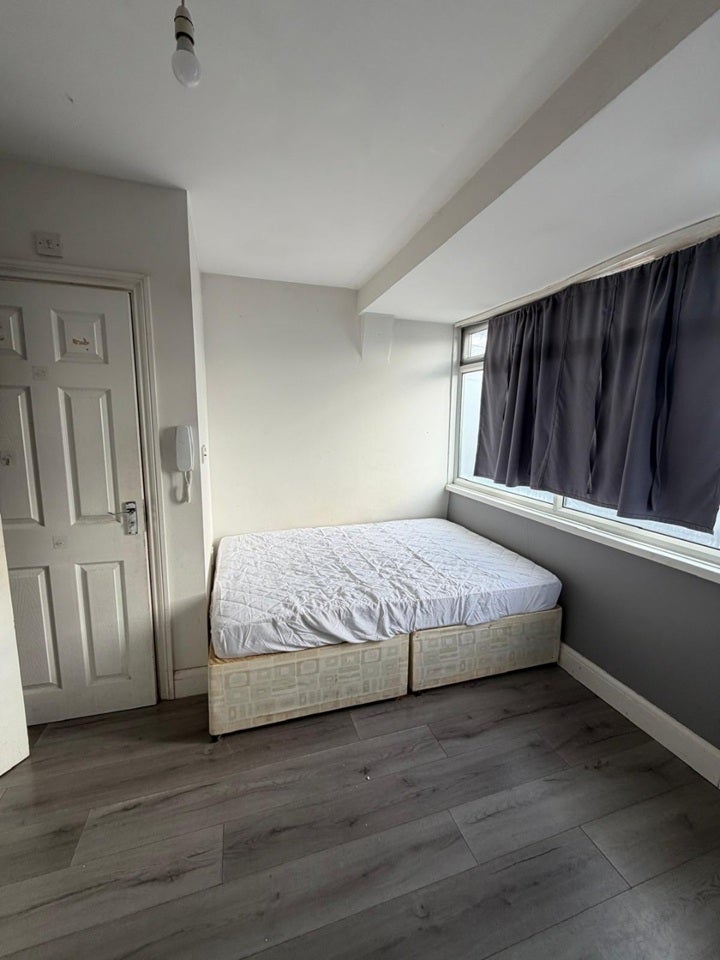 Room Elmgate Avenue in Greater London