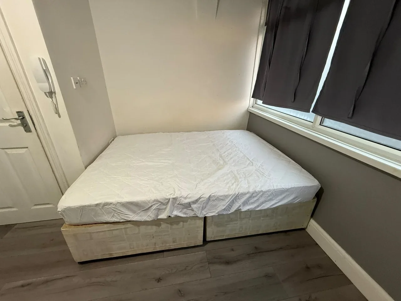 Room Elmgate Avenue in Greater London