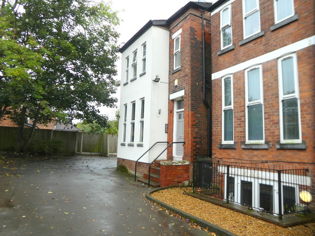 Flat Wilmslow Road in Manchester