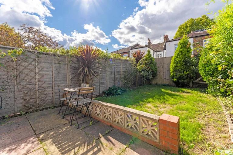 Room Gumleigh Road in Greater London