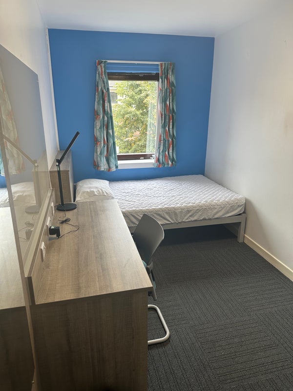 Room Lymburn Street in Glasgow