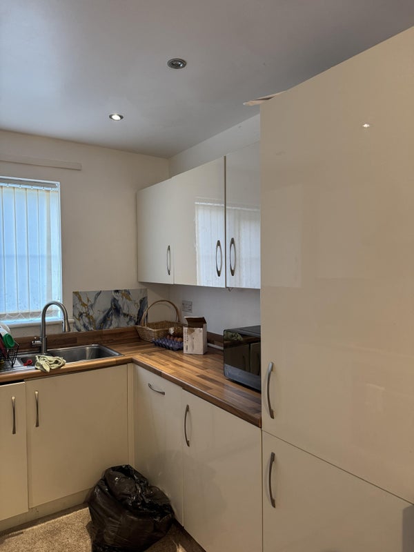Room Crosslee Road in Manchester