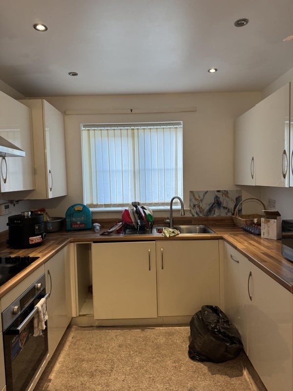 Room Crosslee Road in Manchester