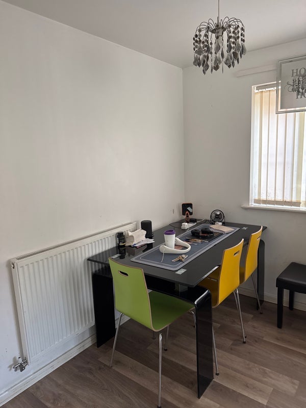 Room Crosslee Road in Manchester
