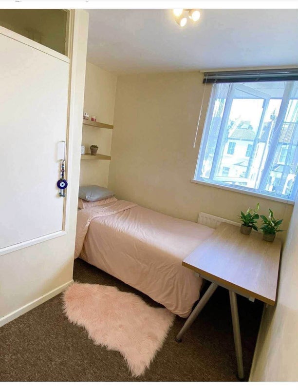 Room Reynolds Road in Greater London