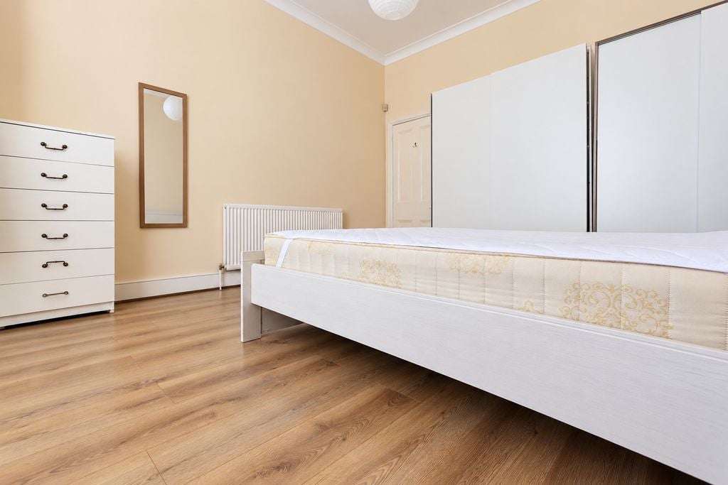 Flat Trinity Road in Greater London