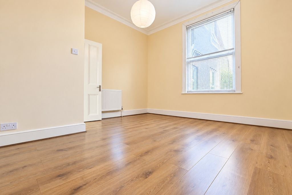 Flat Trinity Road in Greater London