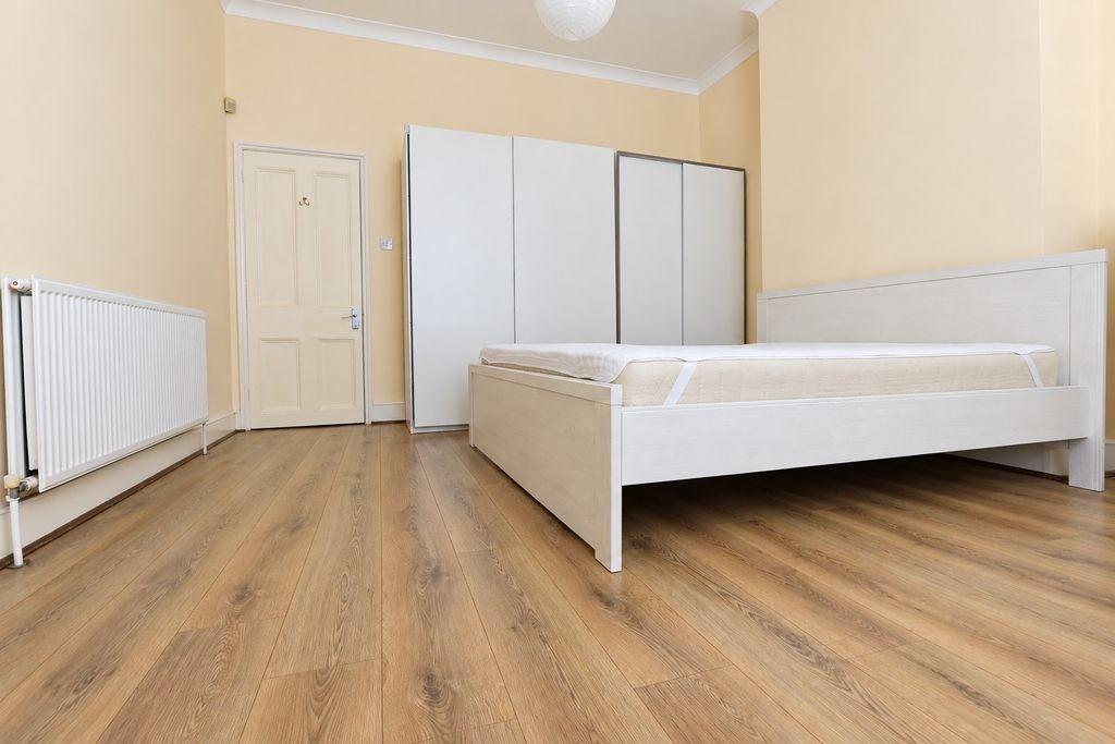 Flat Trinity Road in Greater London