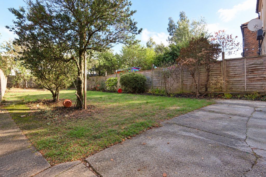 Flat Trinity Road in Greater London