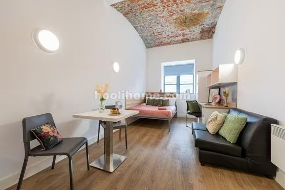Room Lower Chatham Street in Manchester