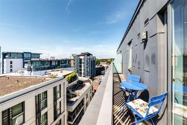 Flat Hardwicks Square in Greater London