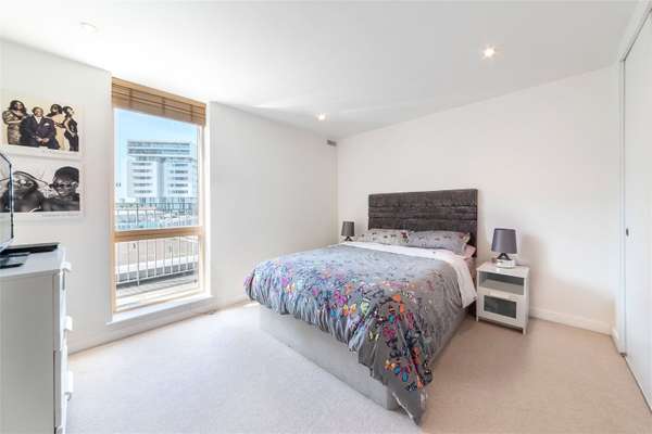 Flat Hardwicks Square in Greater London