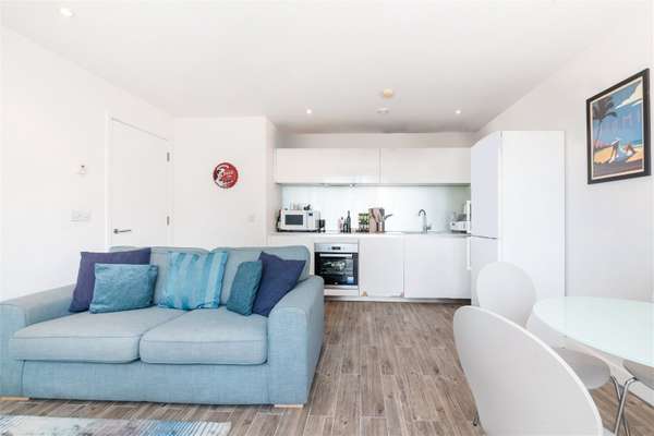 Flat Hardwicks Square in Greater London