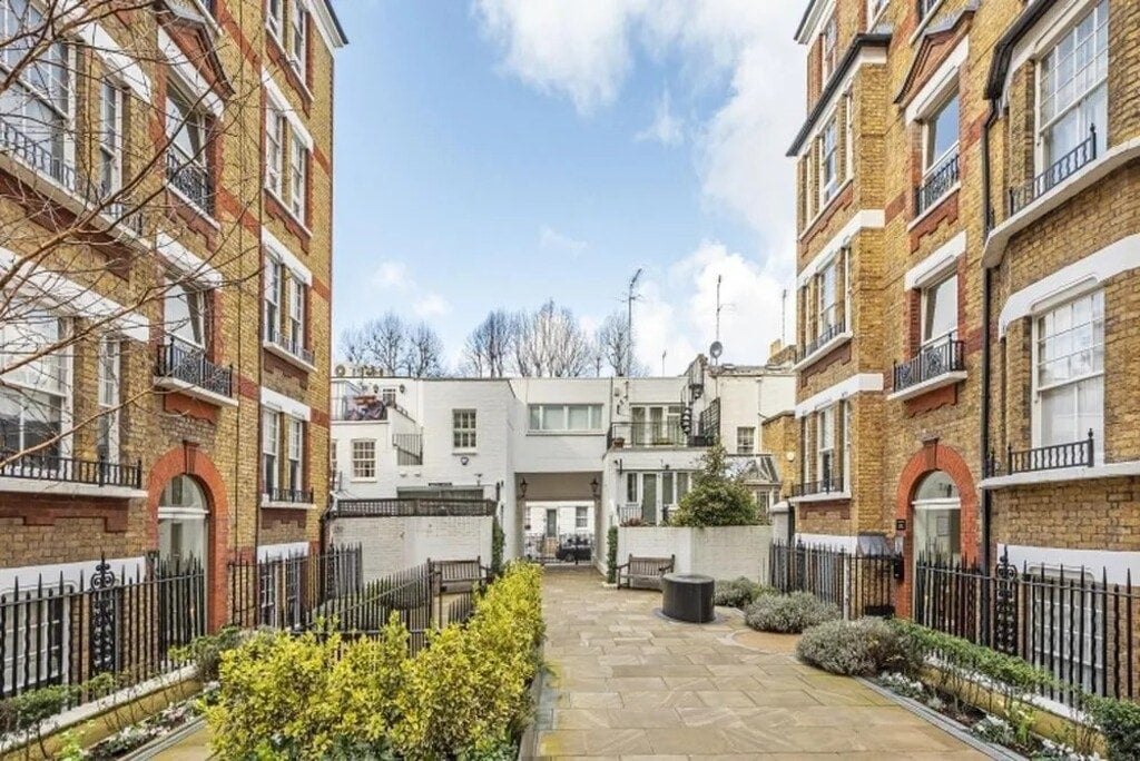 Flat Walton Street in Greater London