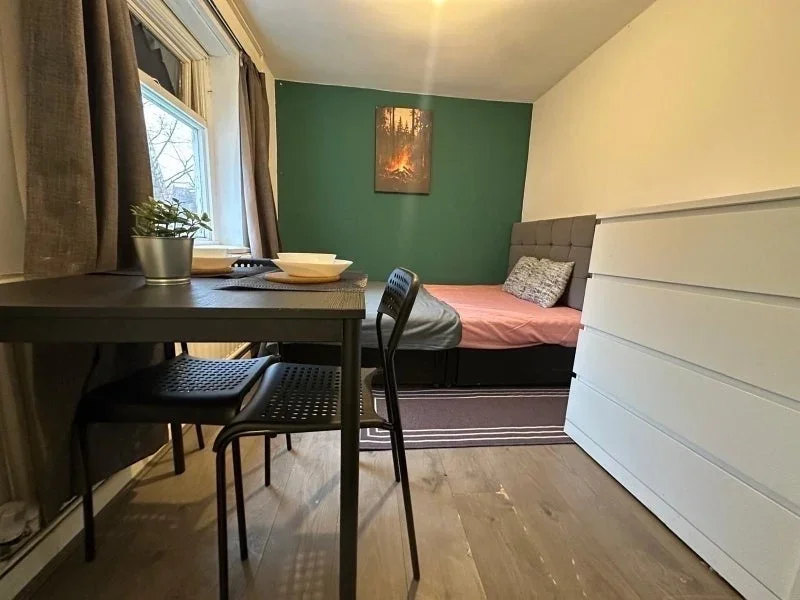 Room Hendon Lane in Greater London
