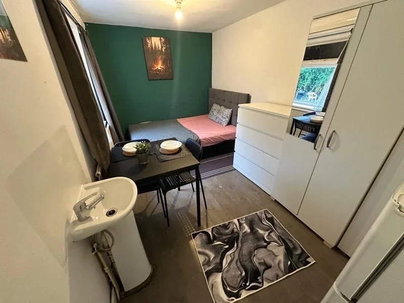 Room Hendon Lane in Greater London