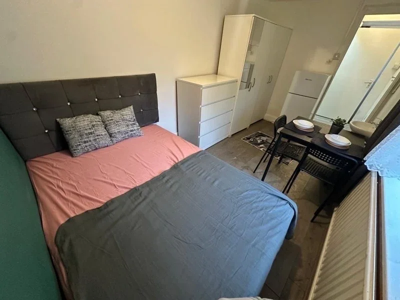 Room Hendon Lane in Greater London