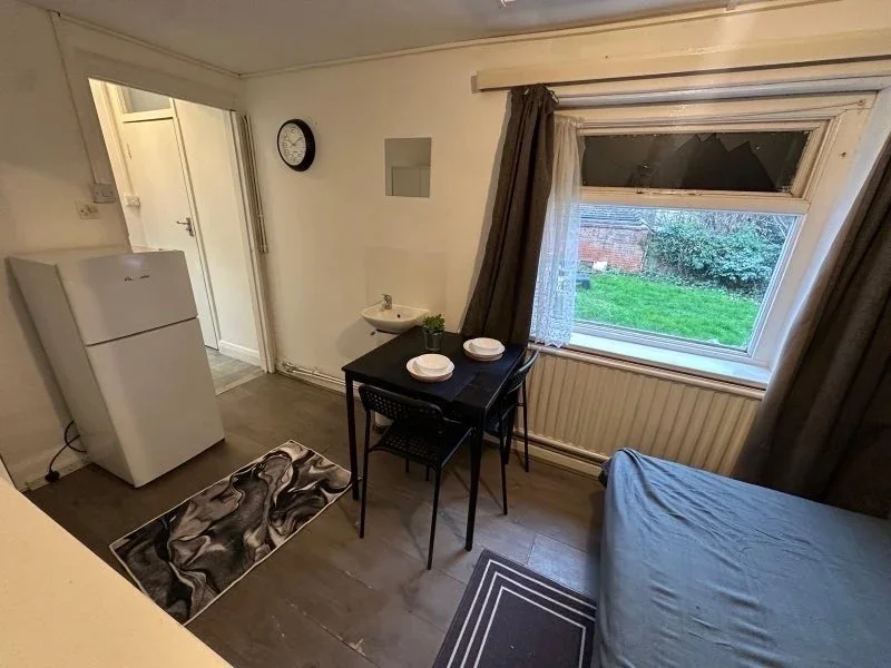Room Hendon Lane in Greater London