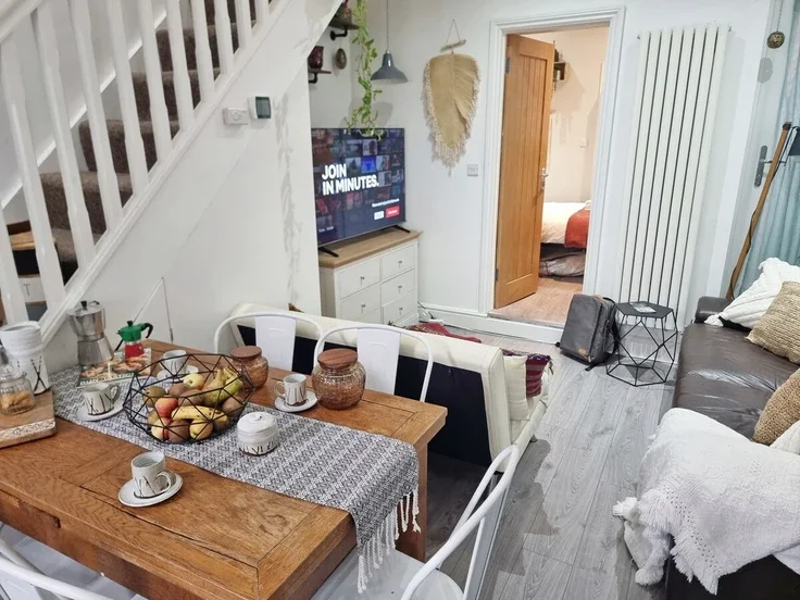 Flat Algernon Road in Greater London