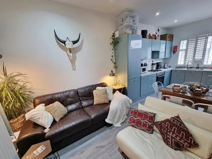 Flat Algernon Road in Greater London