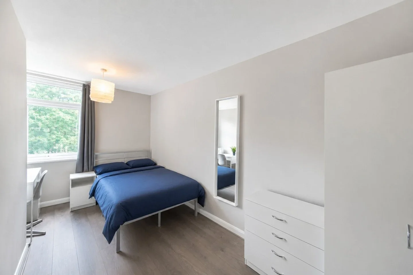 Room Hind Grove in Greater London