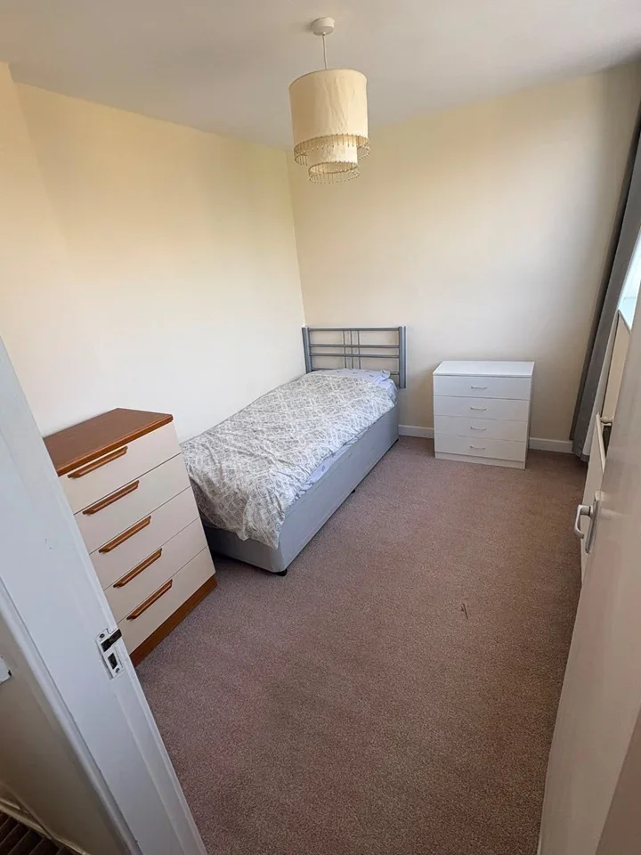 Room Hill View Road in Woking
