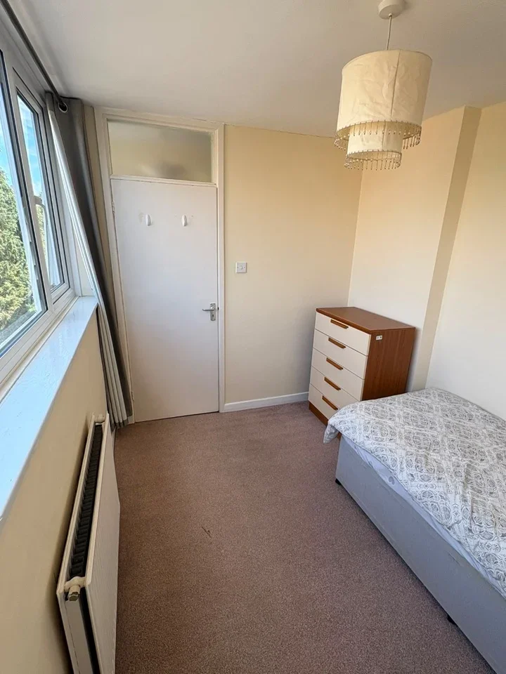 Room Hill View Road in Woking