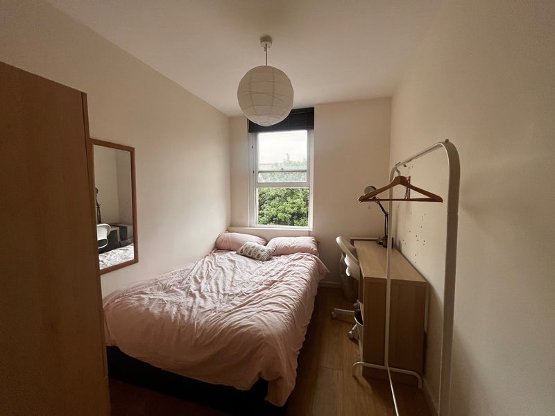 Flat Paulet Road in Greater London