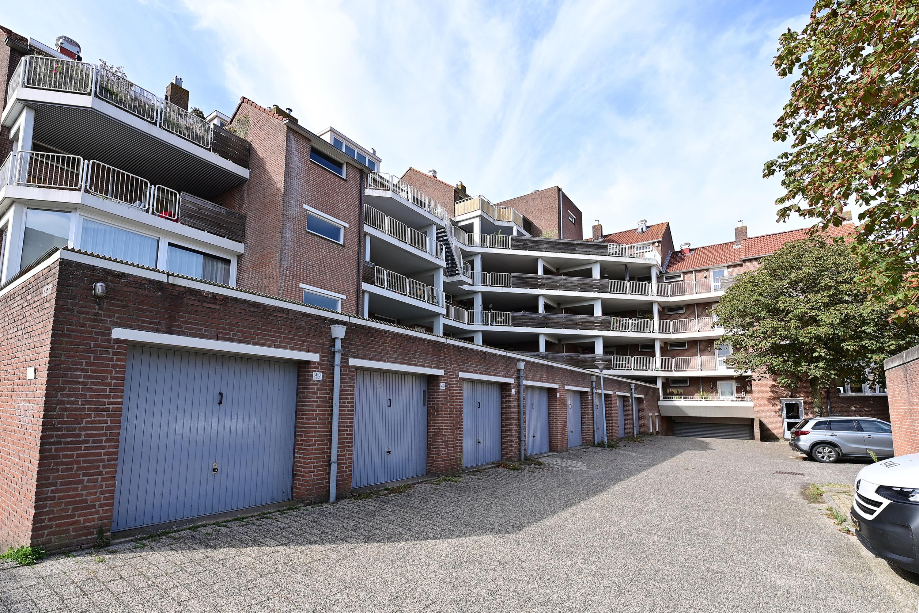 Appartement te koop: Zomerkade 220, Huizen