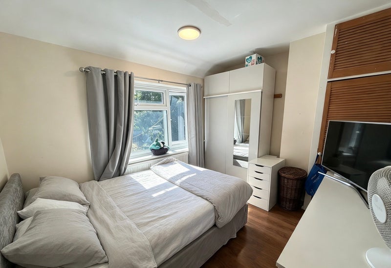 Room Overbury Crescent in Greater London