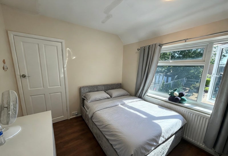 Room Overbury Crescent in Greater London