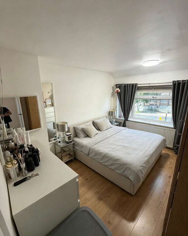 Room Overbury Crescent in Greater London