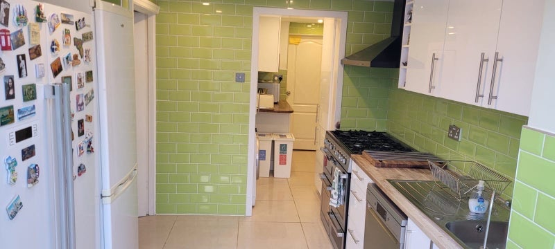 Room Overbury Crescent in Greater London