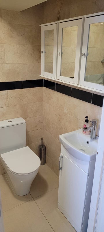 Room Overbury Crescent in Greater London