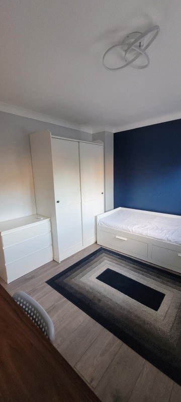 Room Overbury Crescent in Greater London