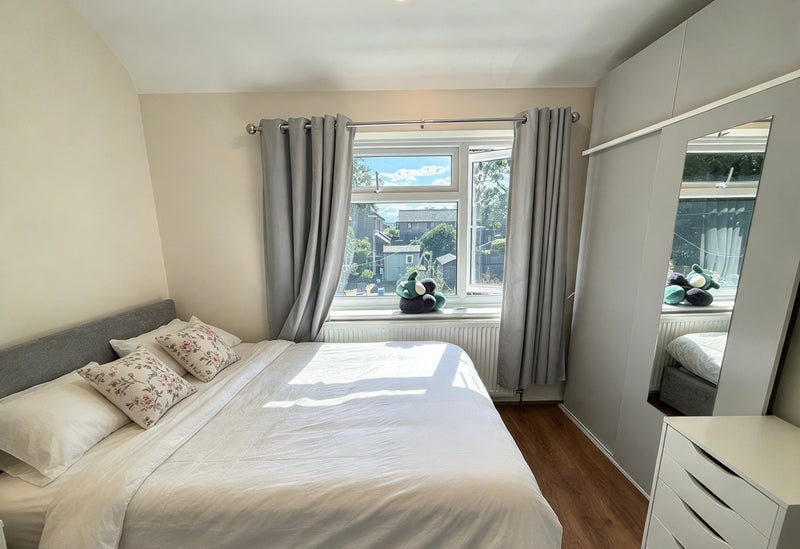 Room Overbury Crescent in Greater London