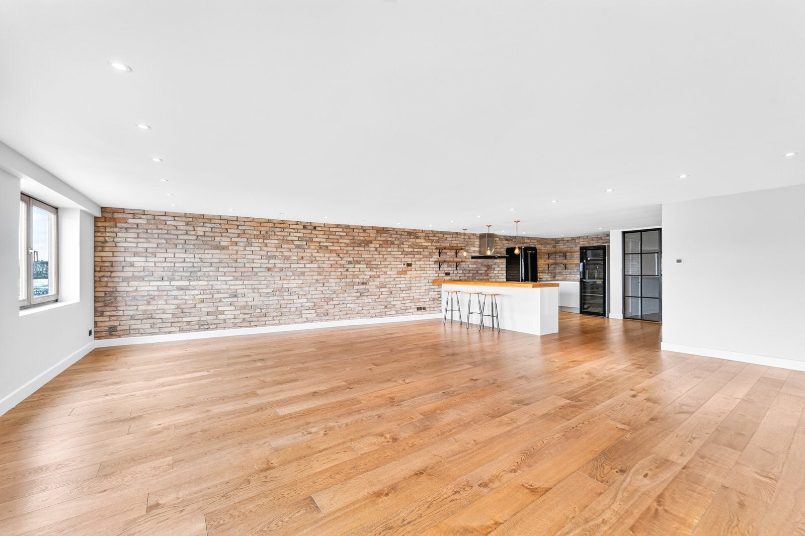 Flat Wapping High Street in Greater London