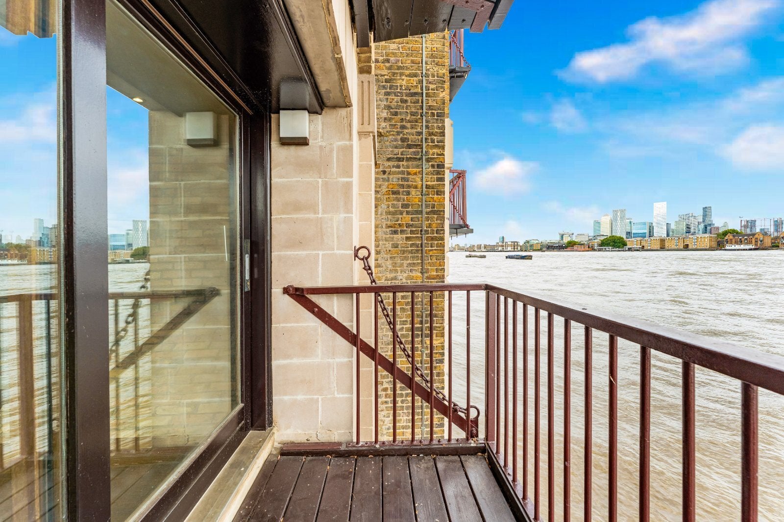 Flat Wapping High Street in Greater London