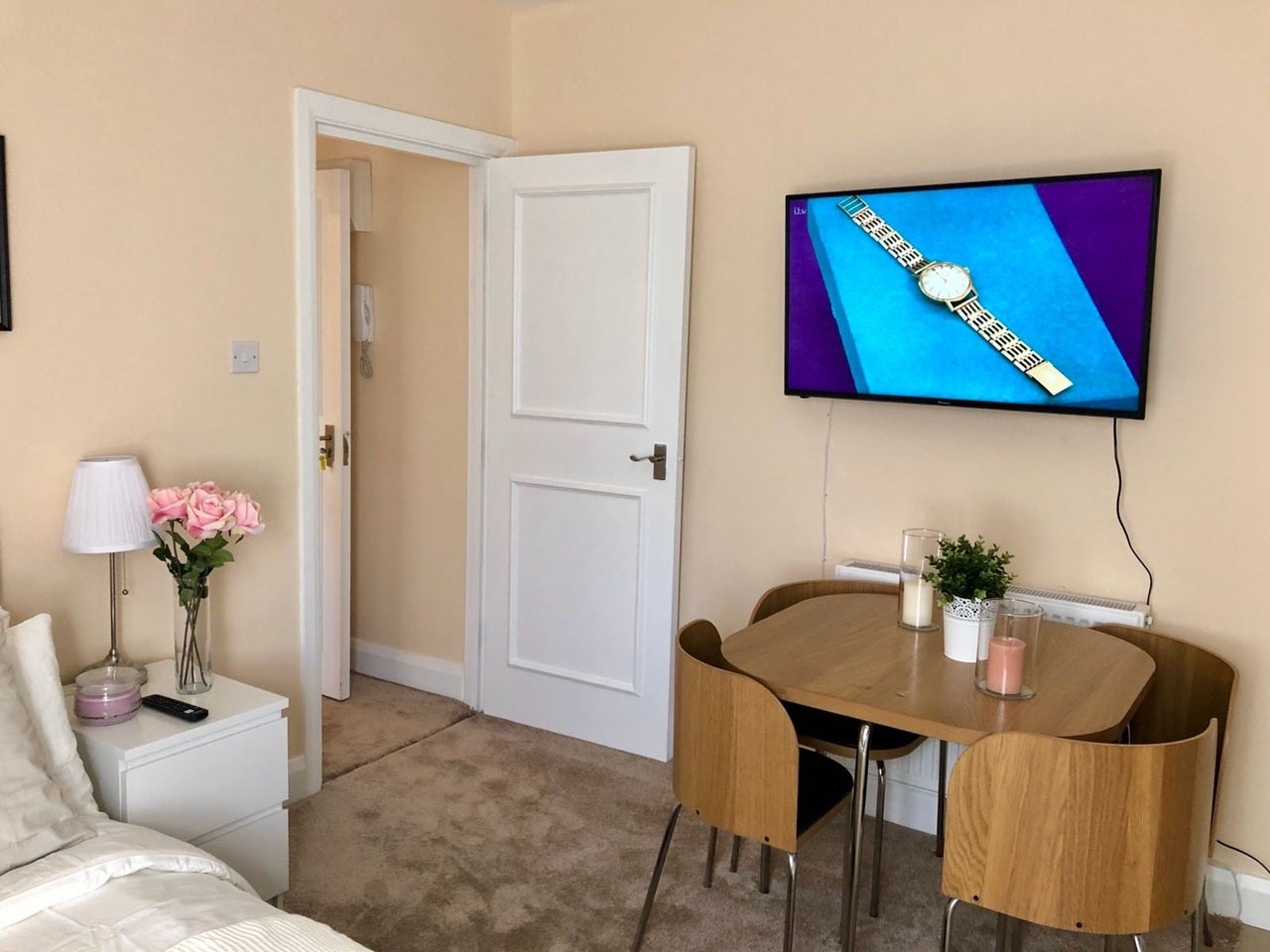 Flat Oaklands Road in Greater London