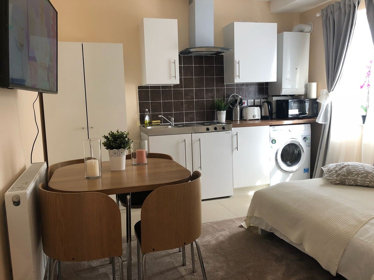 Flat Oaklands Road in Greater London