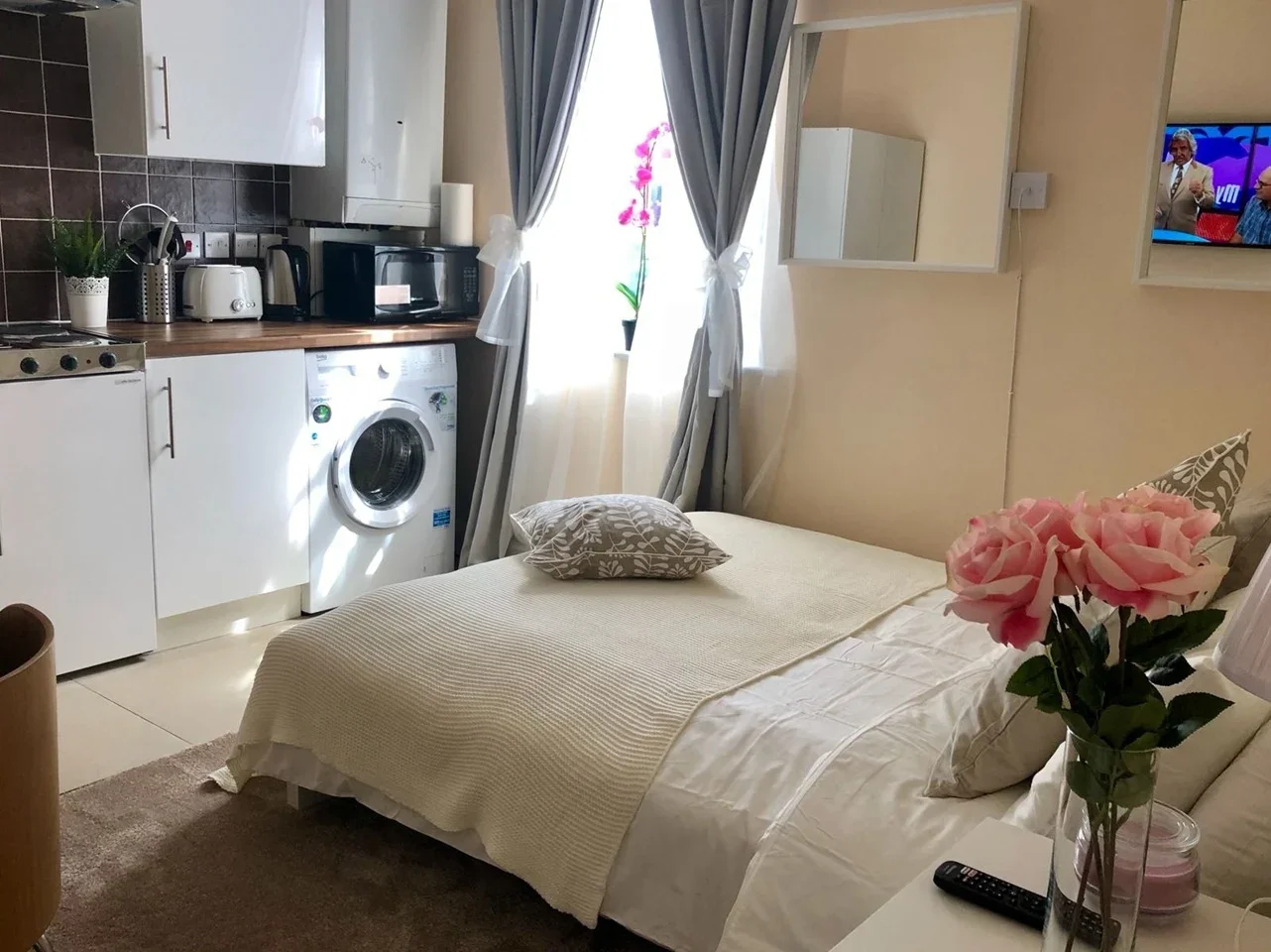 Flat Oaklands Road in Greater London