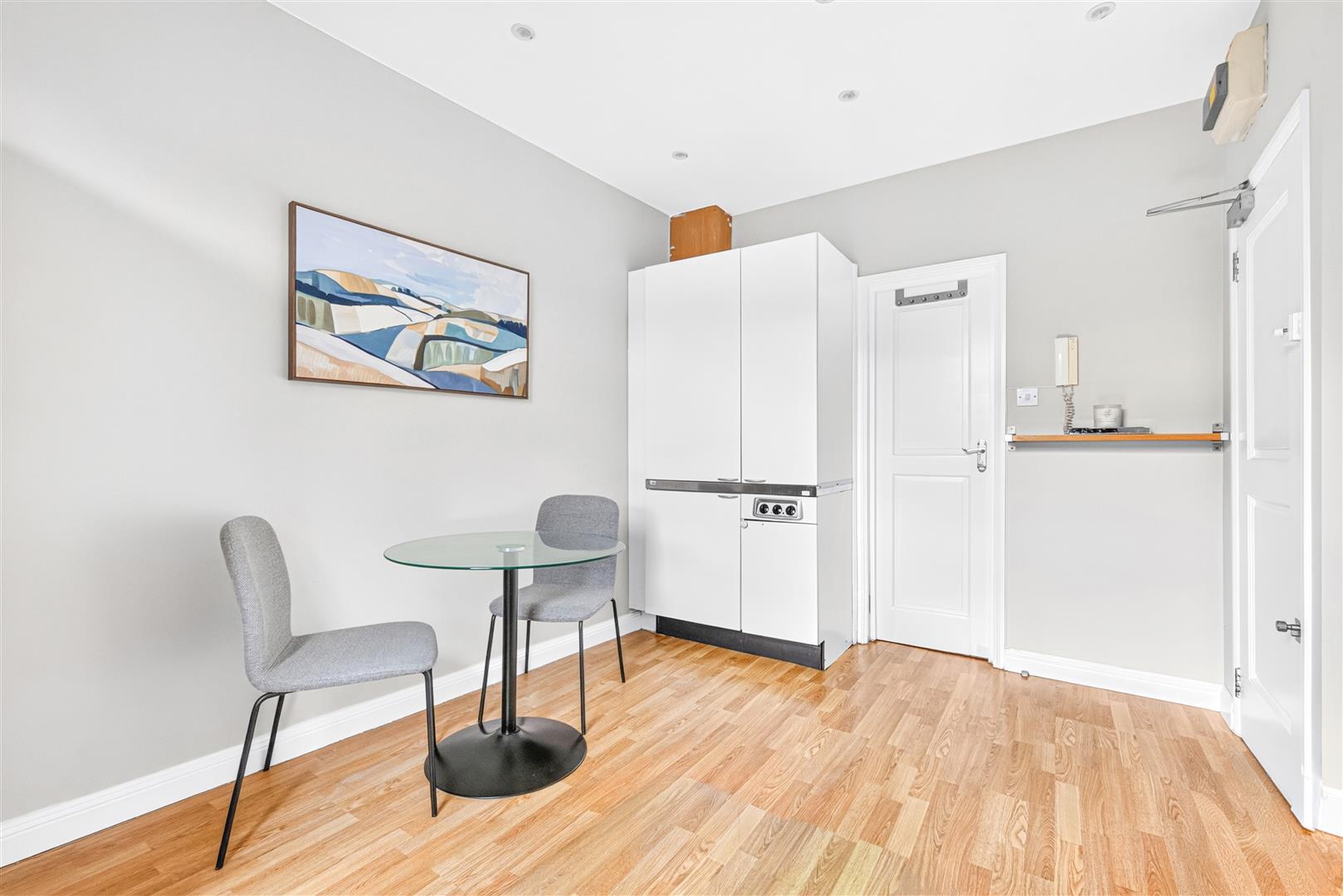 Flat Wrights Lane in Greater London
