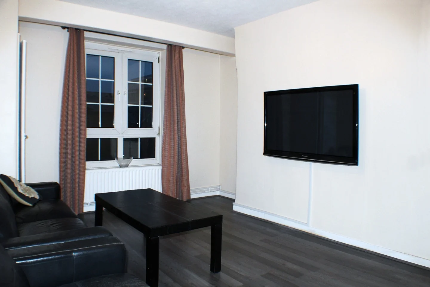 Flat Prusom Street in Greater London