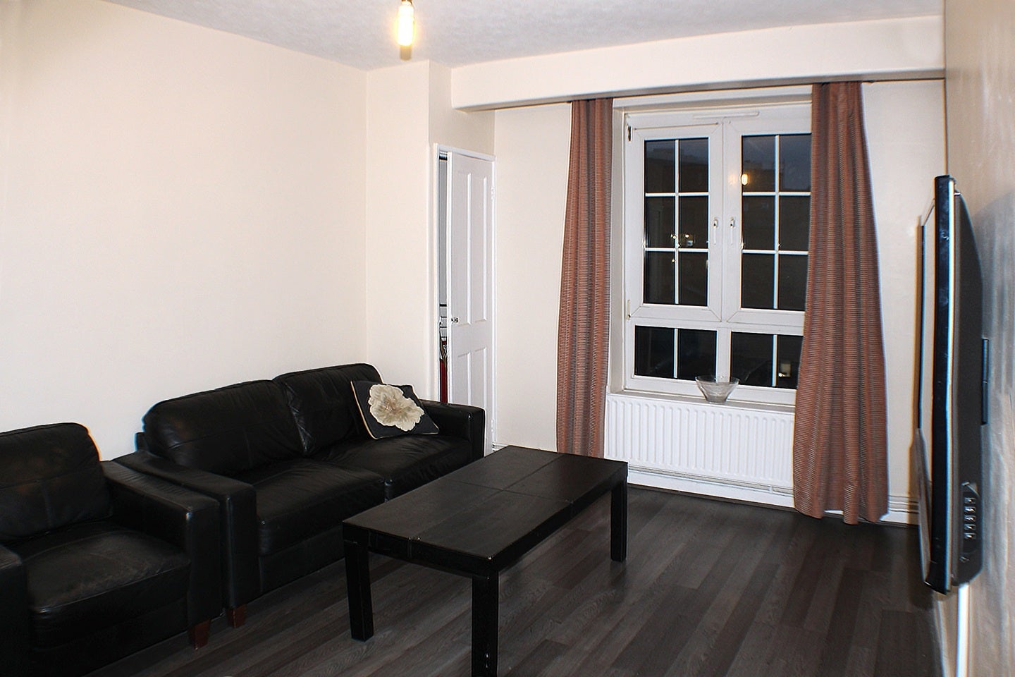 Flat Prusom Street in Greater London