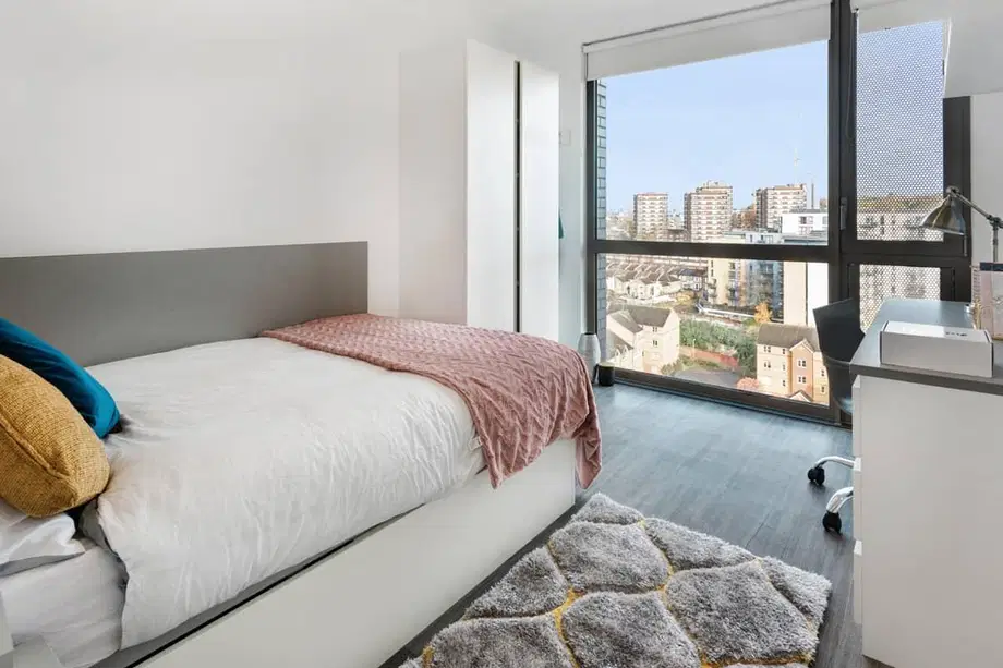 Flat Thurston Road in Greater London