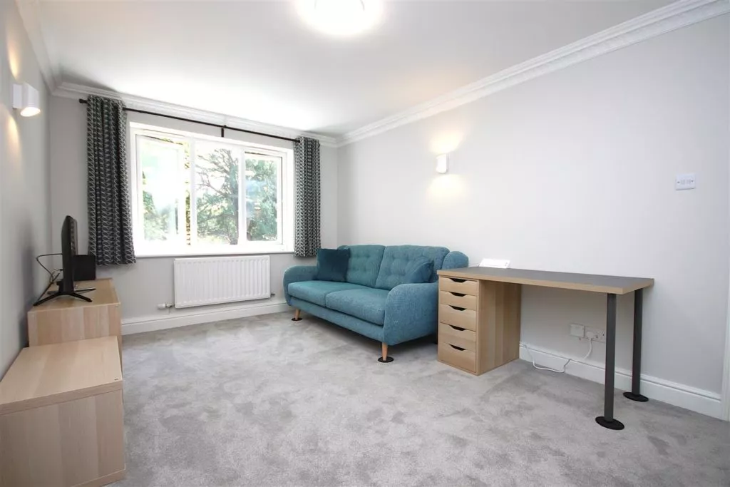 Flat Garlands Road in Mole Valley