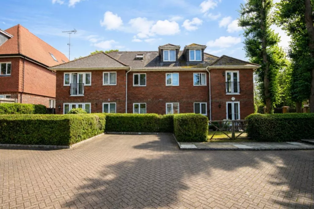 Flat Garlands Road in Mole Valley