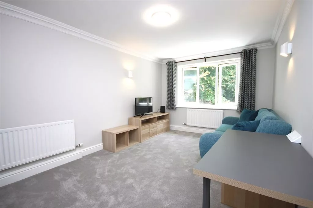 Flat Garlands Road in Mole Valley