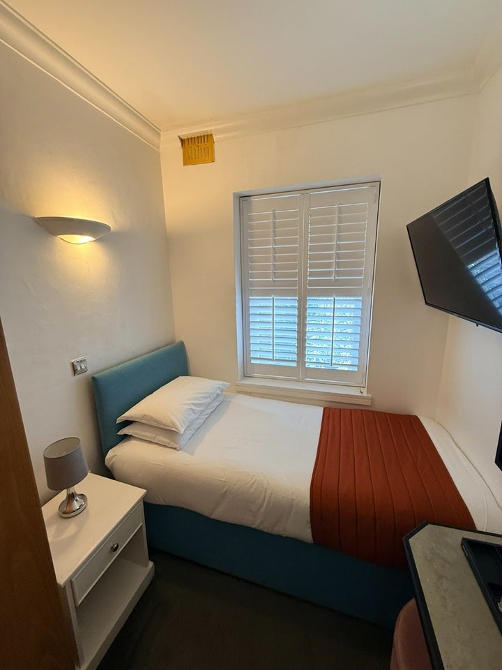 Room Bayswater Road in City of Westminster